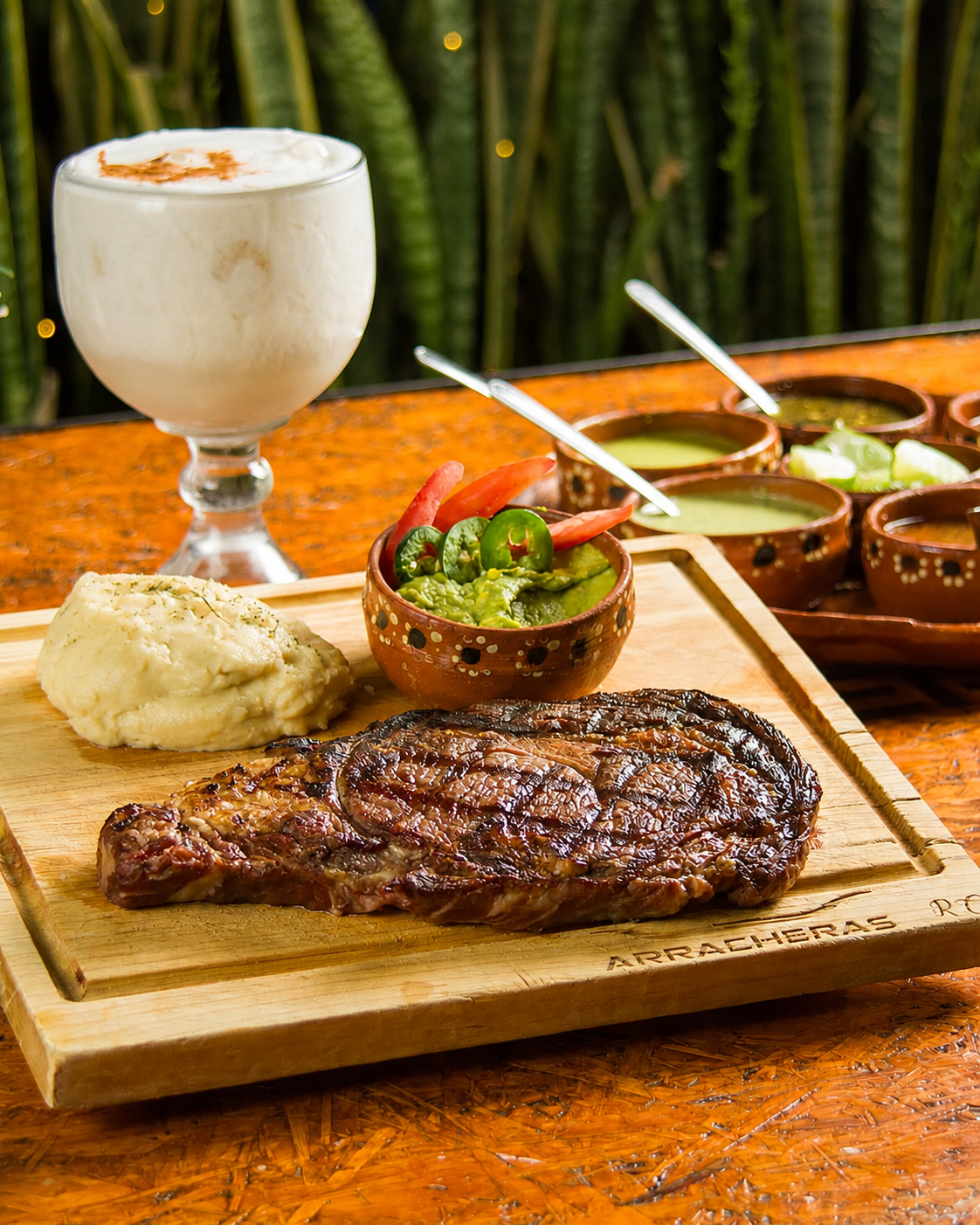 Carne a la parrilla y acompañamientos en Arracheras
