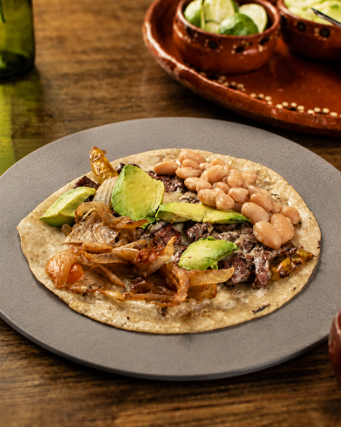 Taco Sonora en tortilla de harina, con arrachera, queso, aguacate, chile güero, frijoles y cebolla