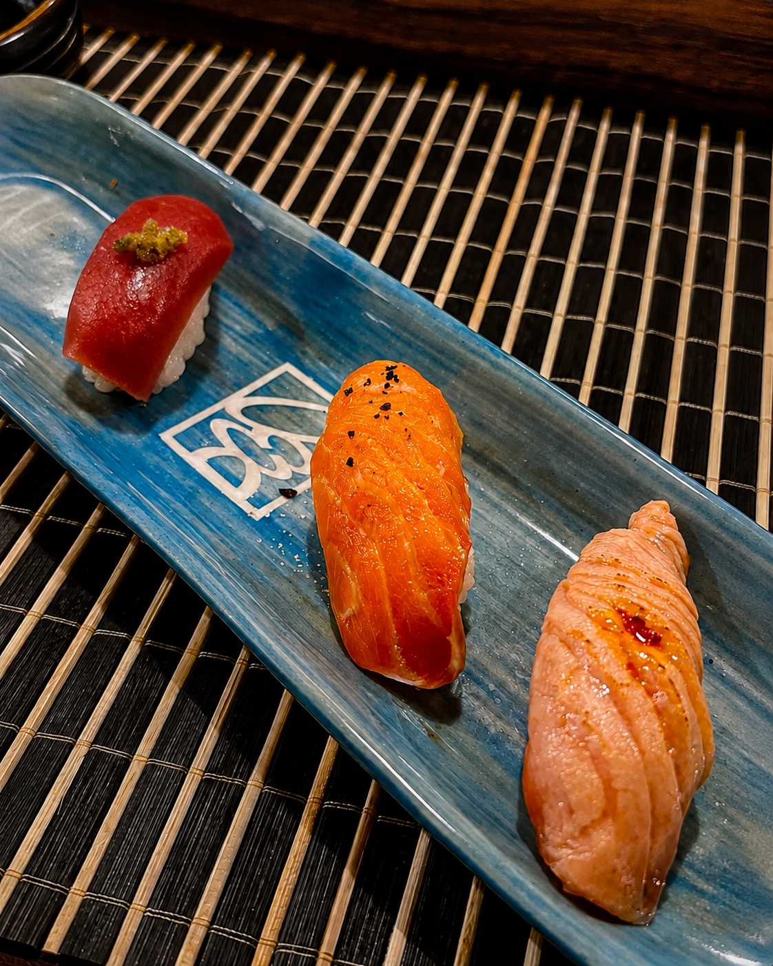 Tres nigiris servidos sobre el plato azul de Ukoro